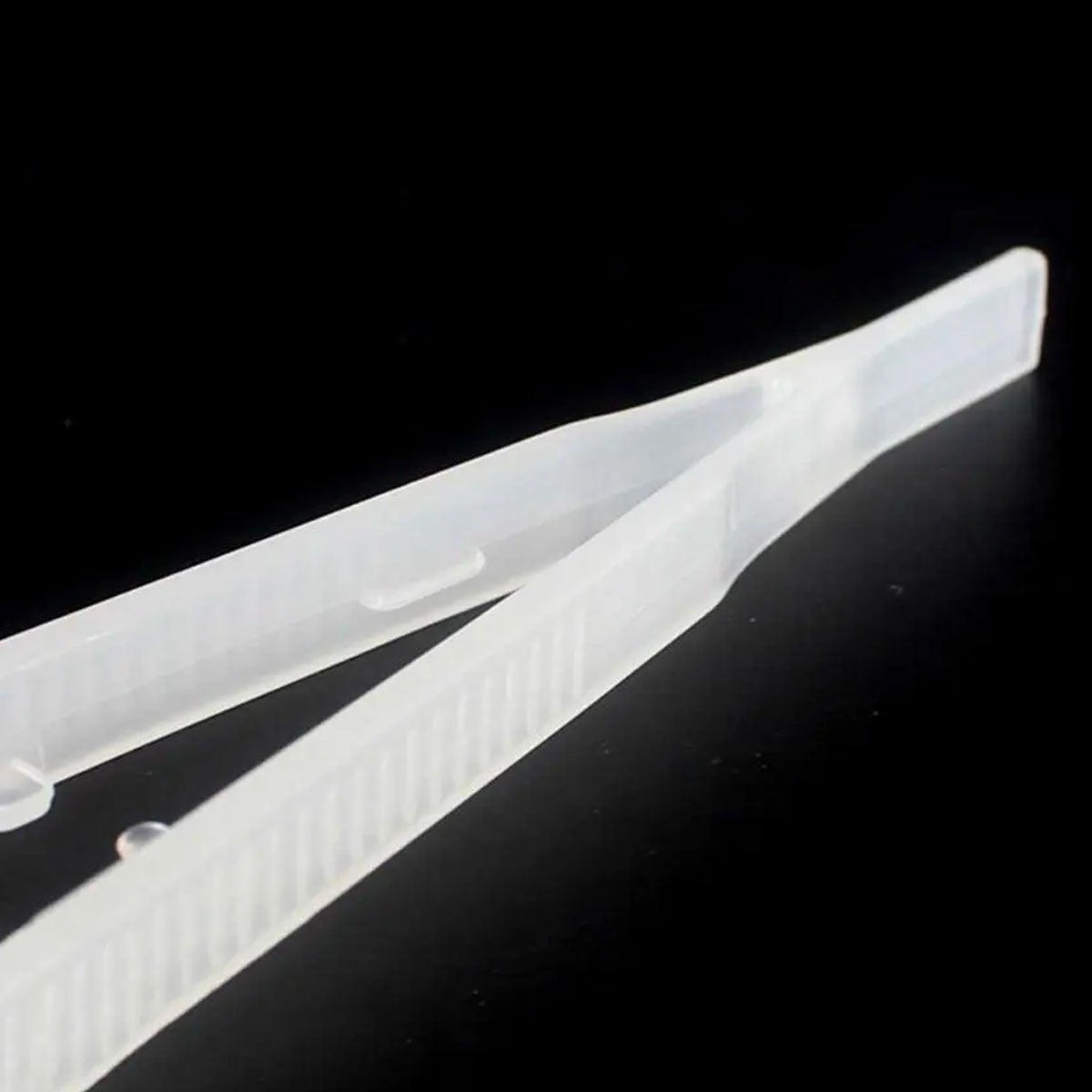 18cm Plastic Luminous Tweezer Feeding Tongs Straight for Reptile Feeder White