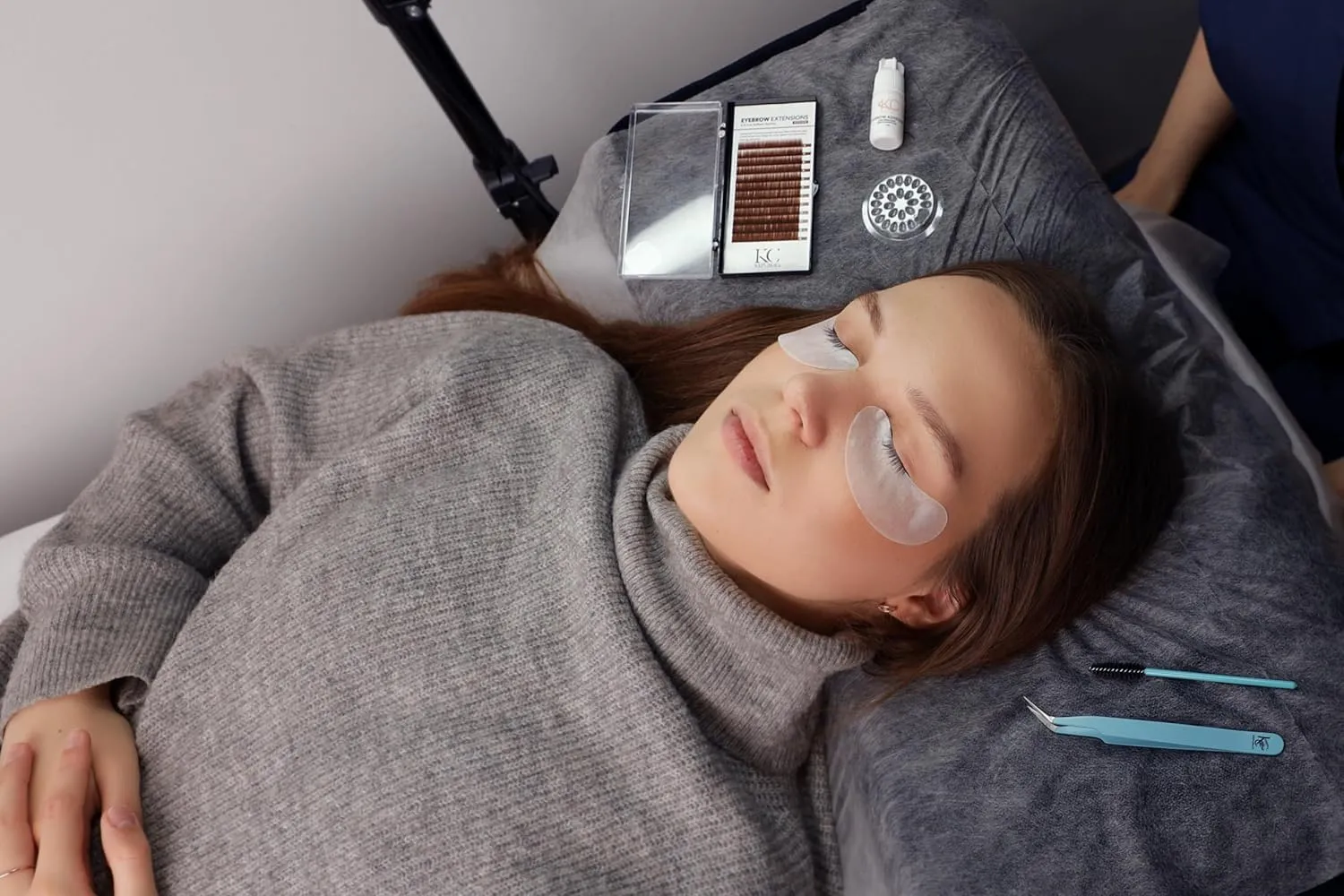 Eyebrow Extensions Kit with 4 Trays of Mink Eyebrows in Light Brown, Brown, 2 Black, Comes on Mixed Length Trays 5-8 Mm Mix, Eyebrow Extension Glue & Extension Tweezers