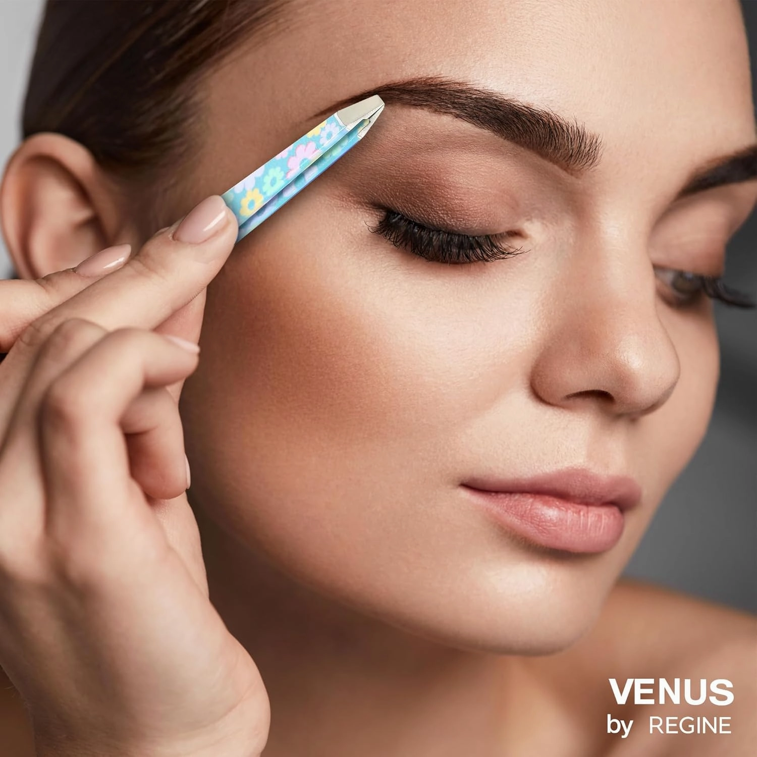 Venus by Regine Slant Tweezers - Handmade Precision Tool for Women & Men, 25-Degree Angle for Shaping Eyebrows & Grooming Facial Contours, Suitable for Eyebrow & Facial Hair Removal (Small Flowers)